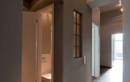 Gäste-WC im CUBE / Blick zum Schlafzimmer und Küche