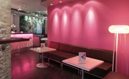 Lounge-Ecke mit alter Backsteinwand